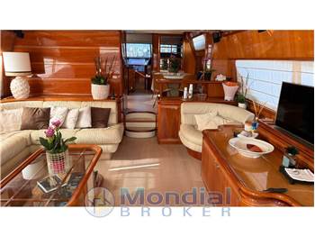 Ferretti Yachts 810