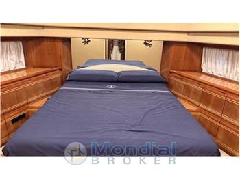 Ferretti Yachts 810