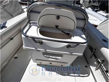 BOSTON WHALER 270 OUTRAGE