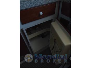 Chris Craft Commander 31 fly