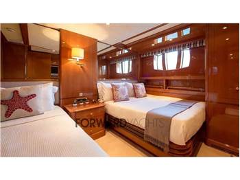 Benetti Legend 85