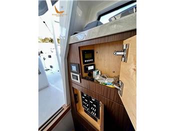 Boston Whaler OUTRAGE 380