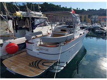 CANTIERI TIRRENIA gozzo VIVEUR 28 CABIN
