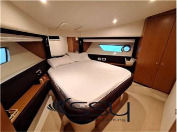 FERRETTI 530