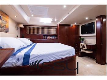 OYSTER YACHTS 82