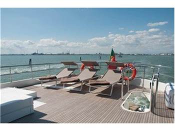 Favaro Yachts Yacht a motore 23 m con equipaggio