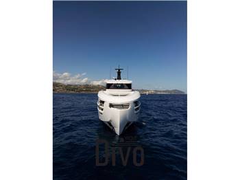 FERRETTI YACHTS INFYNITO 90