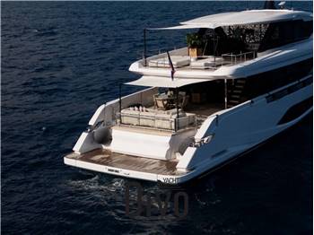FERRETTI YACHTS INFYNITO 90
