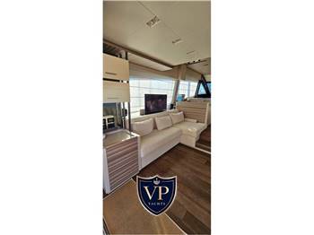 Ferretti Yachts 670