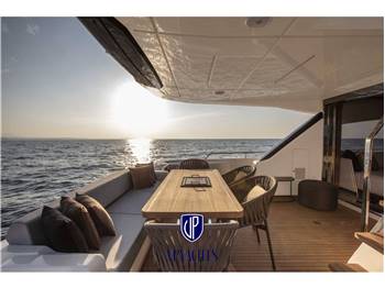 Ferretti Yachts F720