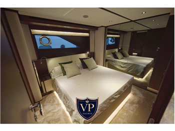 Ferretti 860