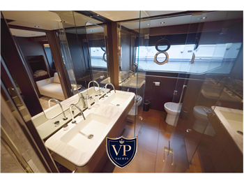 Ferretti 860