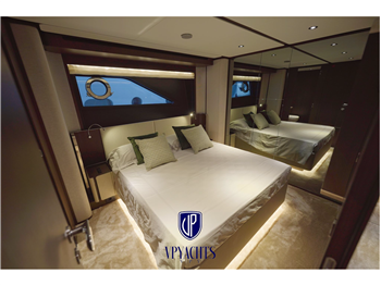 Ferretti Yachts F860
