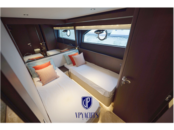 Ferretti Yachts F860