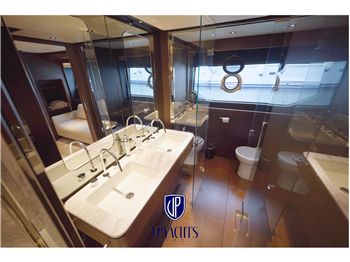 Ferretti Yachts F860