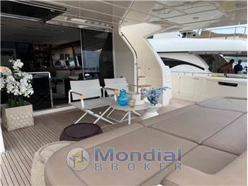 Ferretti Yachts 800