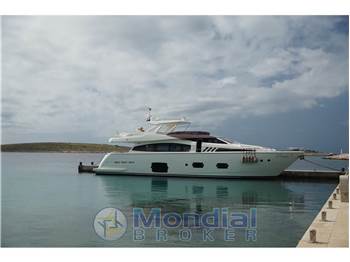 Ferretti Yachts 800