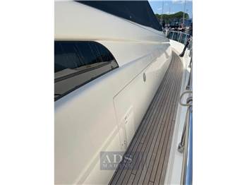 Ferretti 681