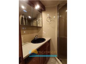 Cruisers Yachts 5470 Express