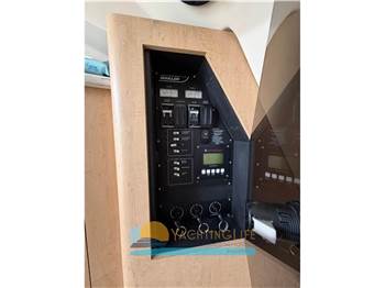 Boston Whaler 370 Outrage