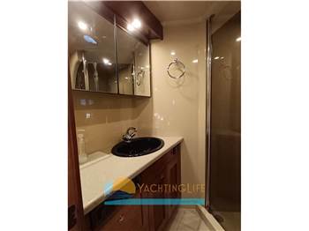 Cruisers Yachts 5470 Express