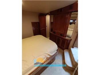 Cruisers Yachts 5470 Express