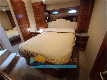 Cruisers Yachts 5470 Express