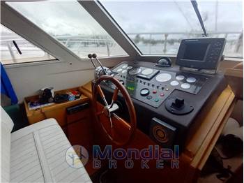 CANTIERI NAVALI DEL TIRRENO CAYMAN 30 FLY