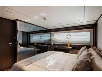 Ferretti Yachts 860