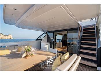 Ferretti Yachts 860
