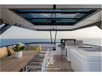 Ferretti Yachts 860