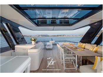 Ferretti Yachts 860