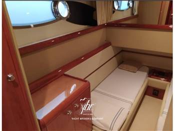Ferretti Yachts 590