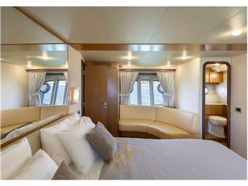 Ferretti Yachts 681