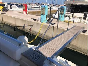 Ferretti 54
