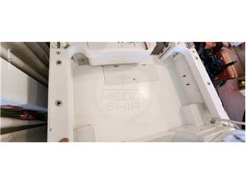 Luhrs 32