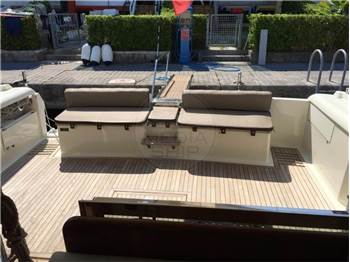 Ferretti 150