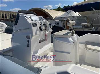 Master 699 con Mercury 200cv V6