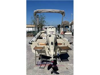 Boston Whaler 17 Montauk + Evinrude E tec 90cv 2026