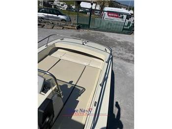 Boston Whaler 17 Montauk + Evinrude E tec 90cv 2026