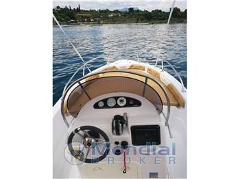Noleggio Rent Charter Ranieri Shark 19 - senza patente