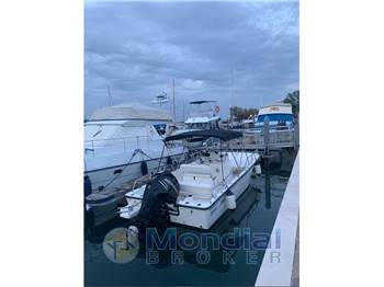 Boston Whaler Montauk 210