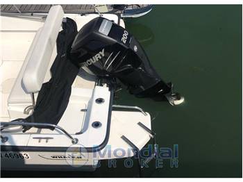 Boston Whaler Montauk 210