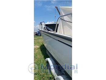 Boston Whaler Montauk 210