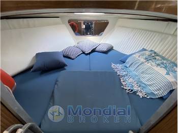 BRUNSWICH BERTRAM 28 SEDAN