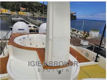 Custom Line Navetta 28