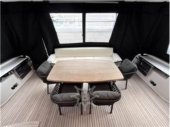 Ferretti Yachts 720