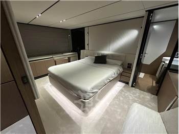 Ferretti Yachts 720