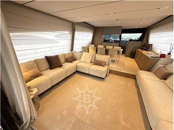 Ferretti Yachts 720