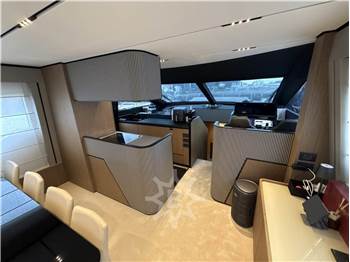 Ferretti Yachts 720